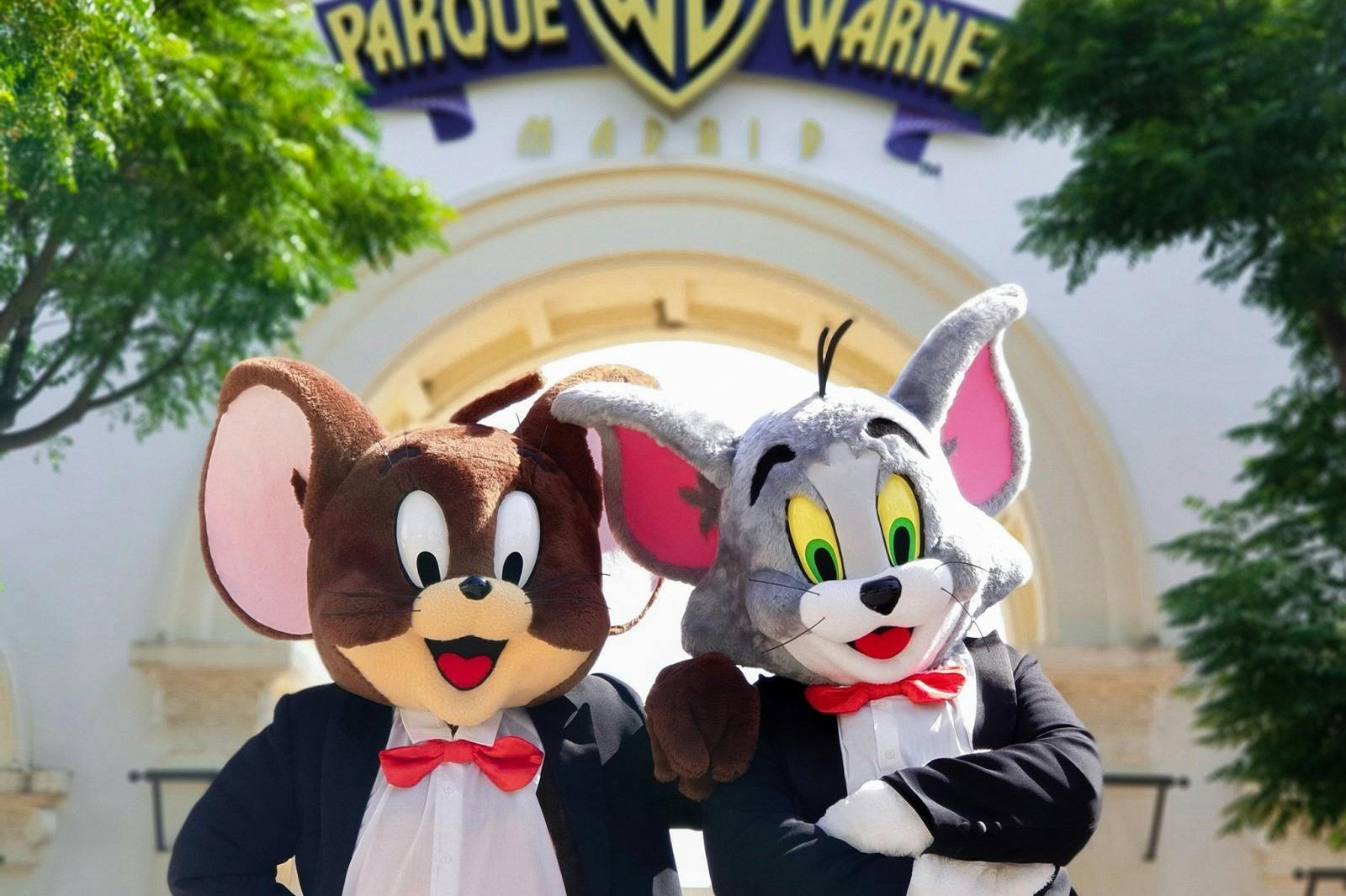 Tom und Jerry in Kostümen im Parque Warner