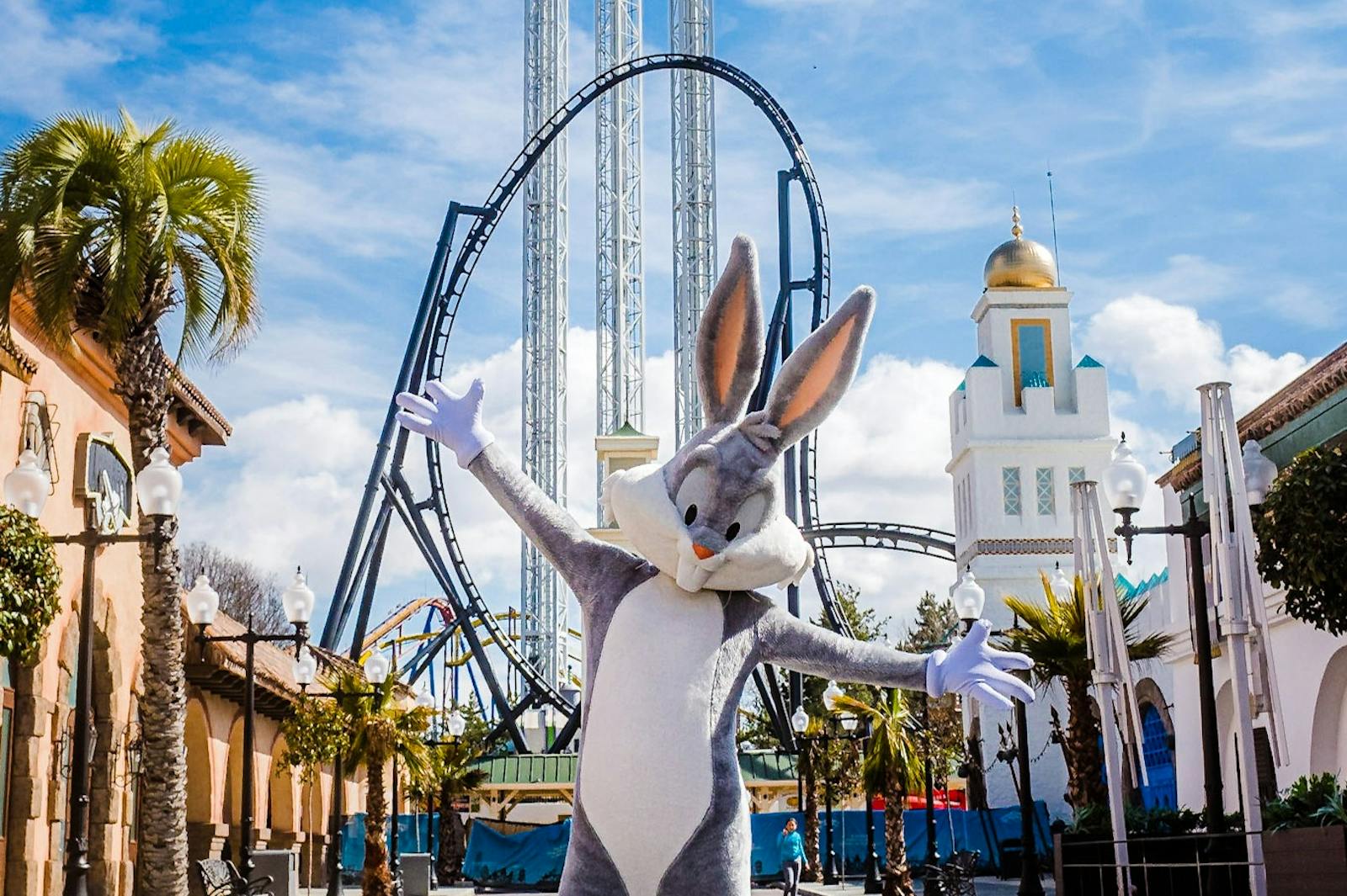 Bunny en costume devant le parc Warner