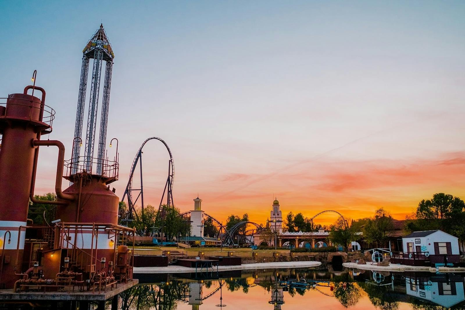 Parque Warner au coucher du soleil avec manèges