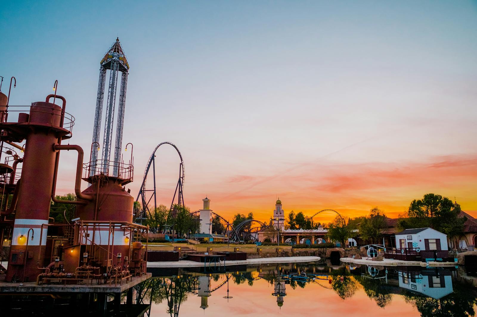 夕暮れ時のParque Warnerとそのアトラクション