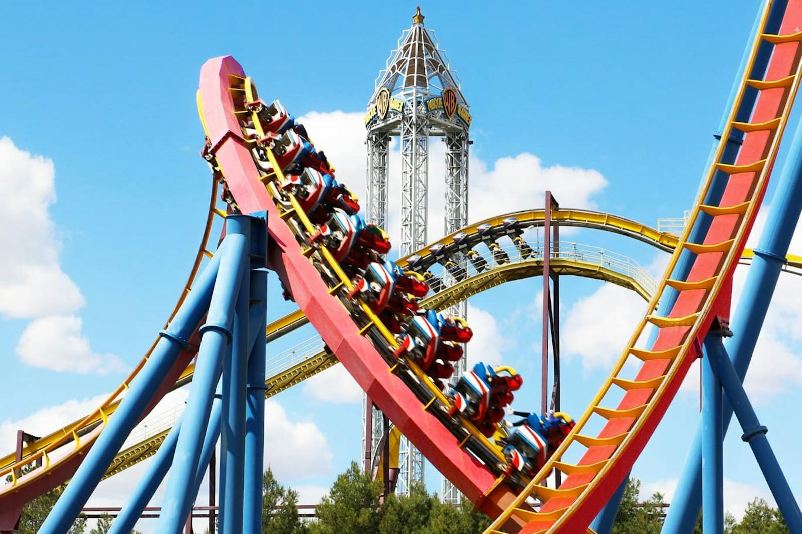 Parque Warnerの赤と青のジェットコースター
