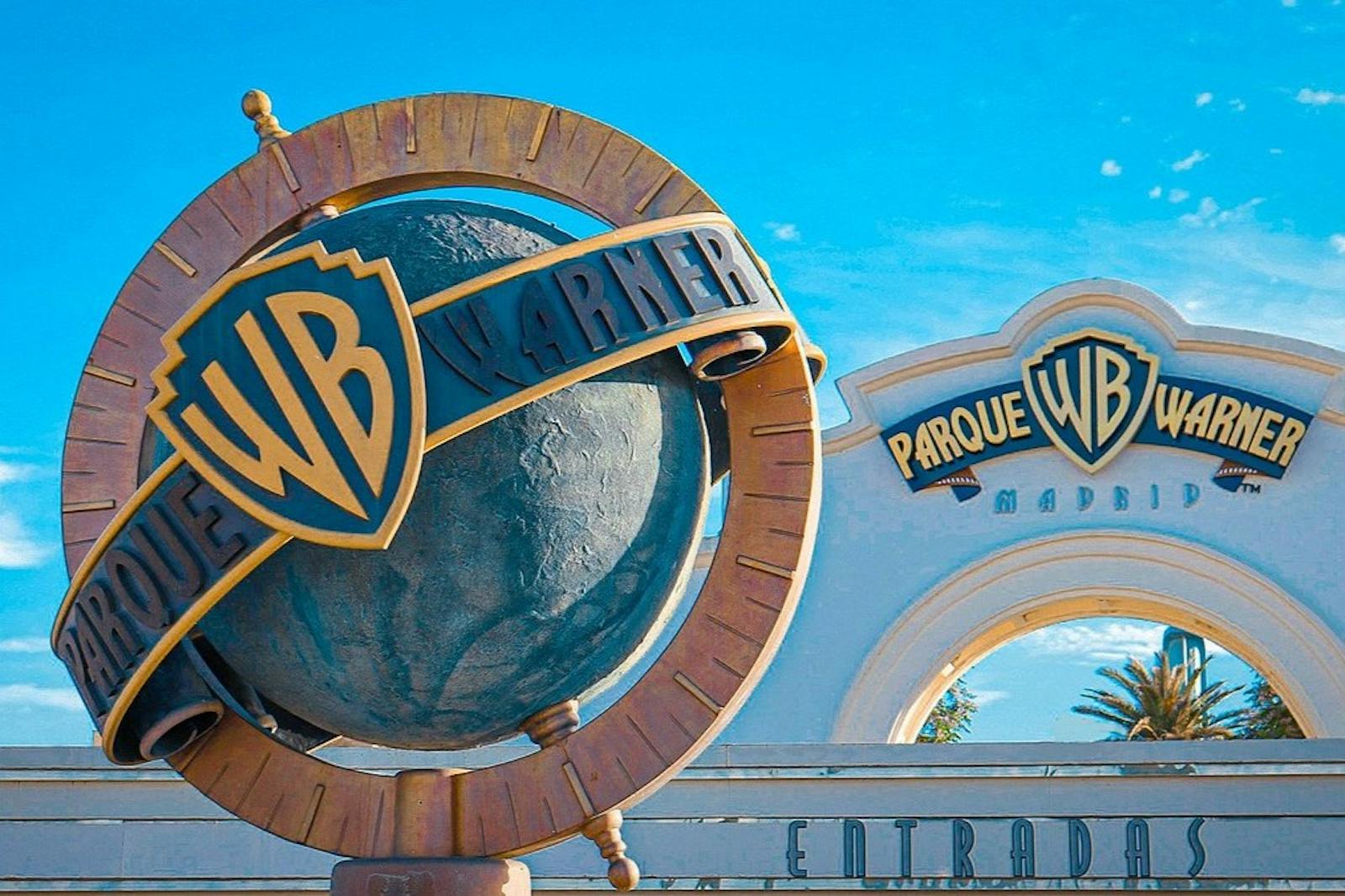 青空のもとParque Warnerの壮大な入口