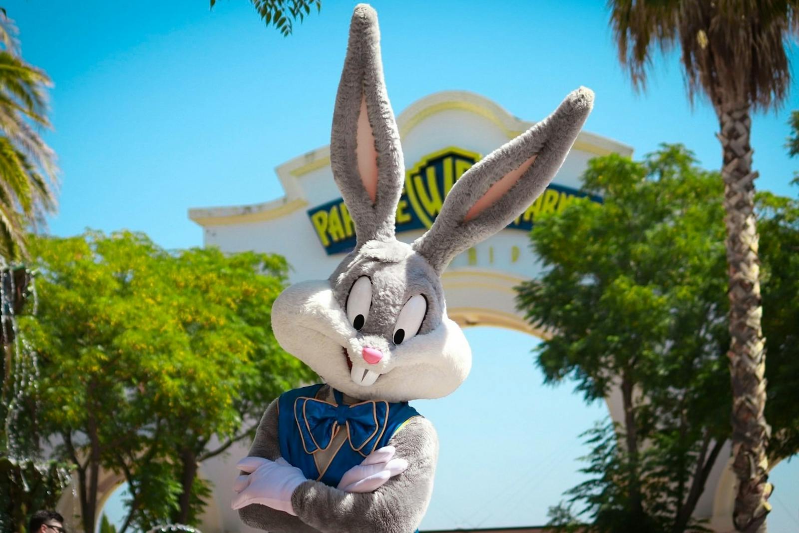 Parque Warnerの入口前で、青い衣装を着たBunny