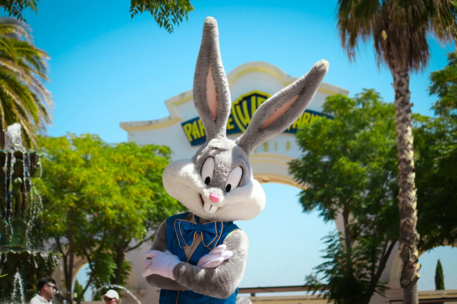 Bugs Bunny staat met de armen over elkaar voor de ingang van Parque Warner