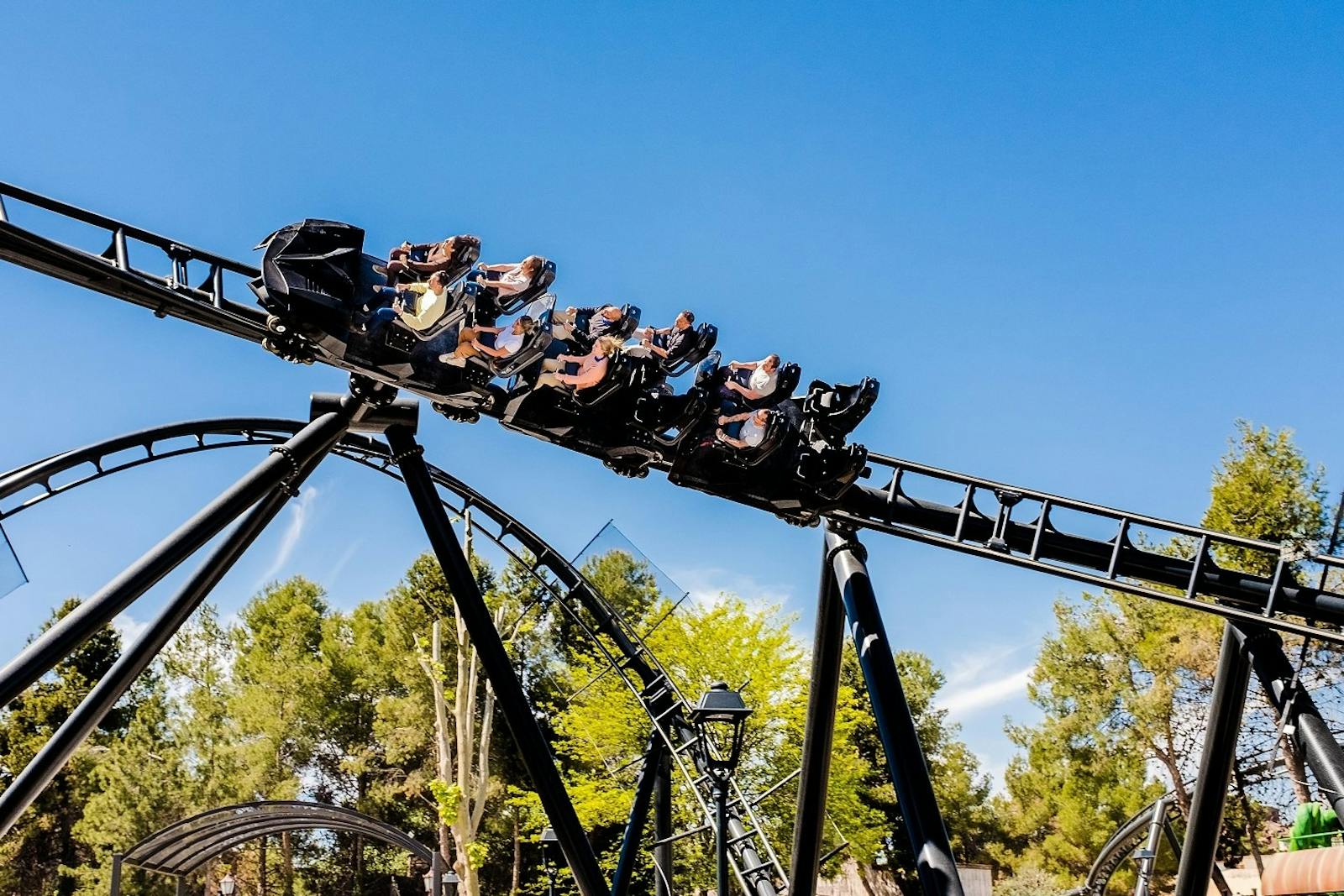 Американские горки в действии в Parque Warner