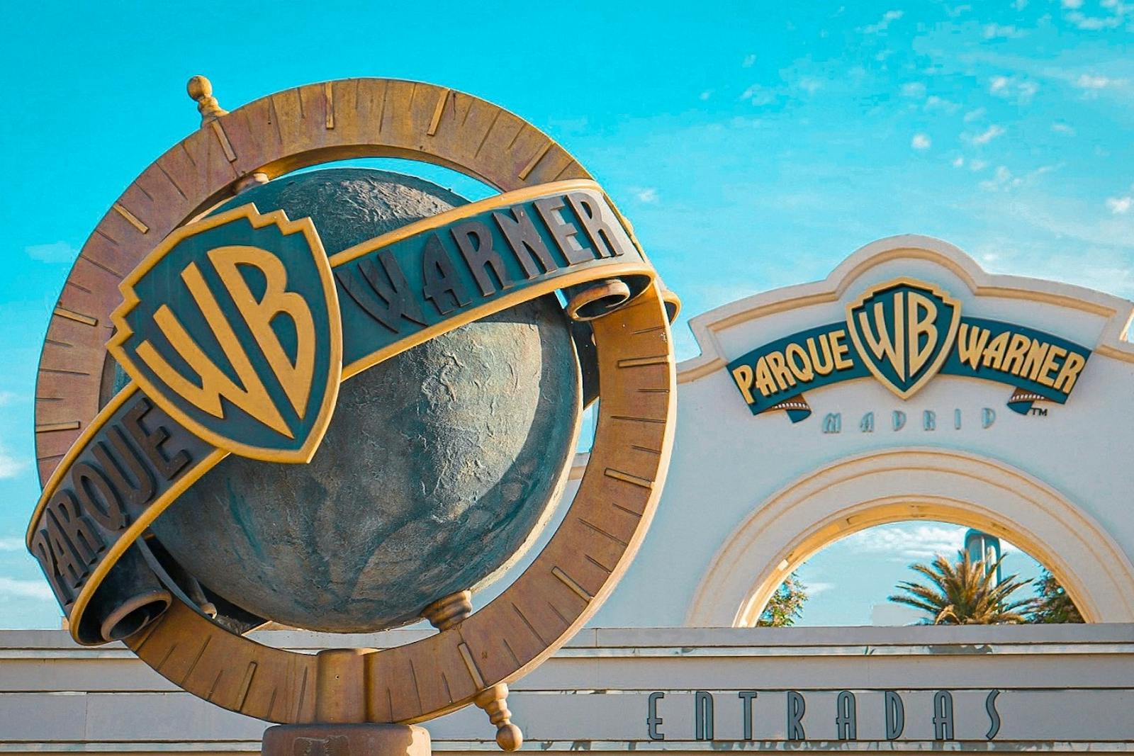 Величественный вход в Parque Warner под голубым небом