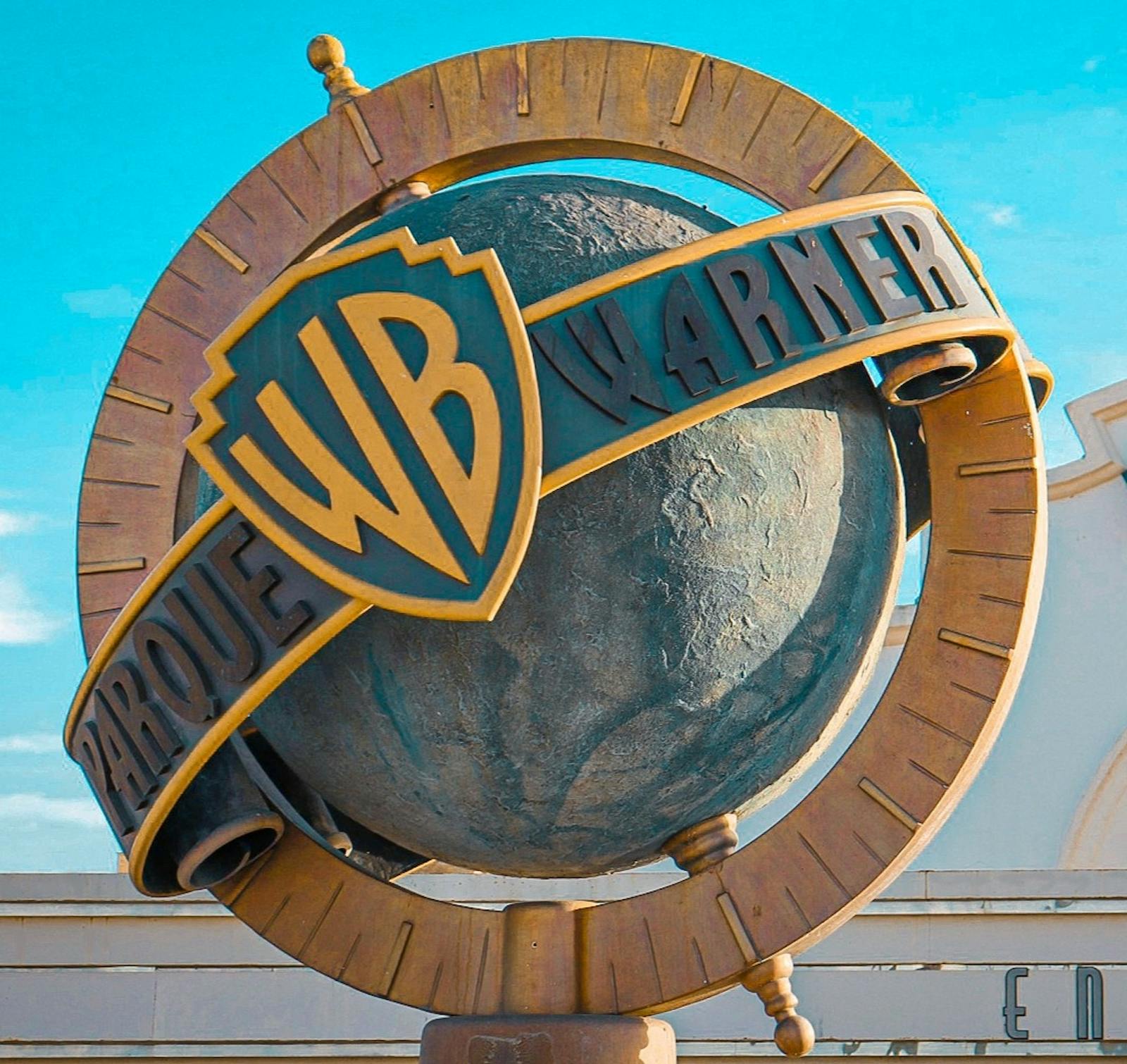 Знаменитый логотип Parque Warner под голубым небом